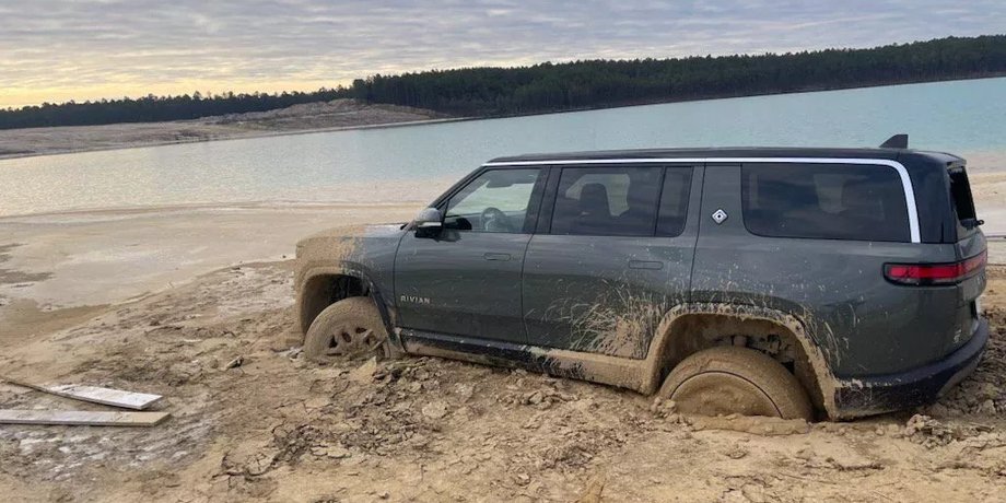 Внедорожник Rivian R1s, Rivian R1S, новый Rivian R1S, Rivian R1S 2023, застрял внедорожник