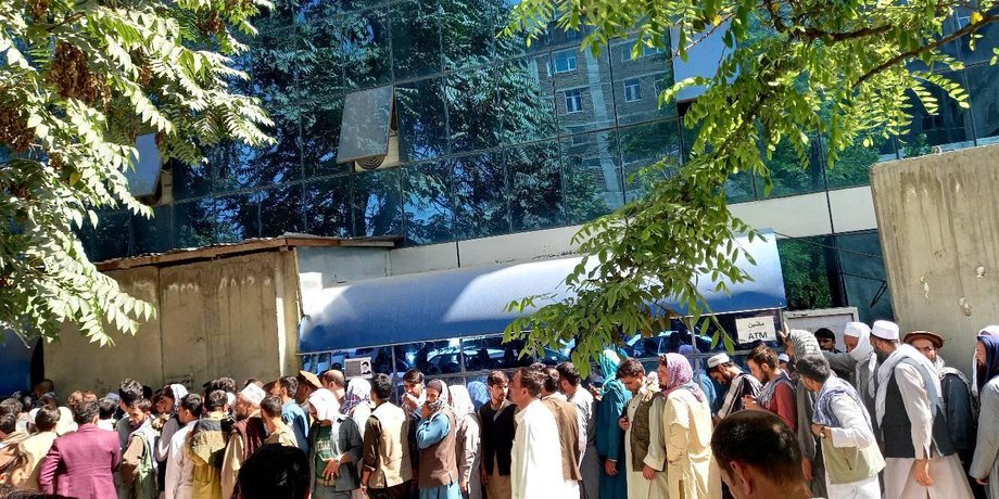 Кабул, очередь в банк в Кабуле, очереди в банк за наличными