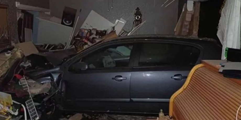Автомобіль пробив стіну і опинився у вітальні сплячої сім'ї з Великої Британії