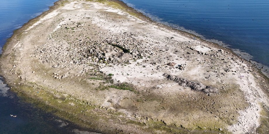 Снижение уровня воды открыло руины