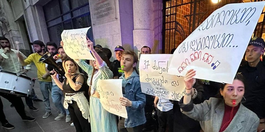 грузия, мид грузии, протест, митинг, плакаты, митингующие в грузии, митинг грузии против безвизового режима с рф