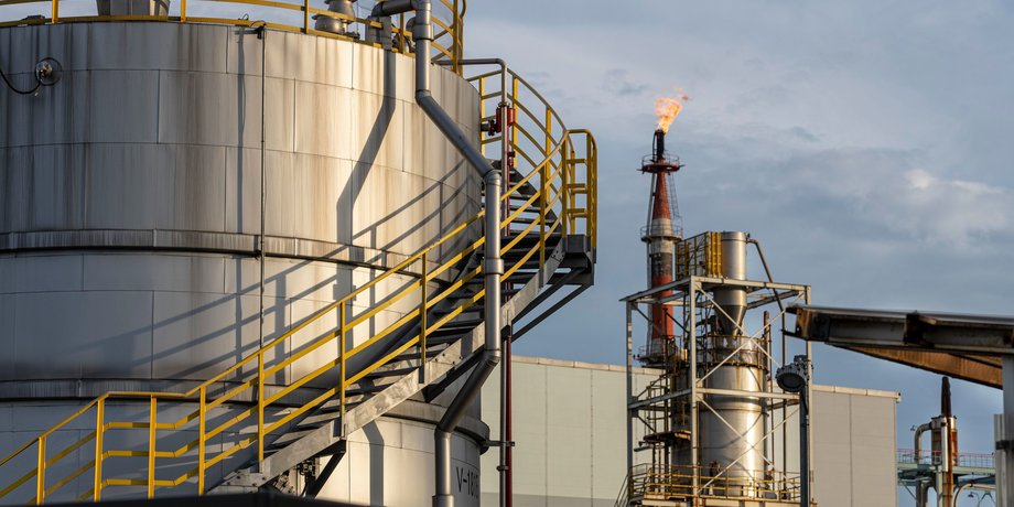 Quino Energy, резервуари для нафти, батареї, фото