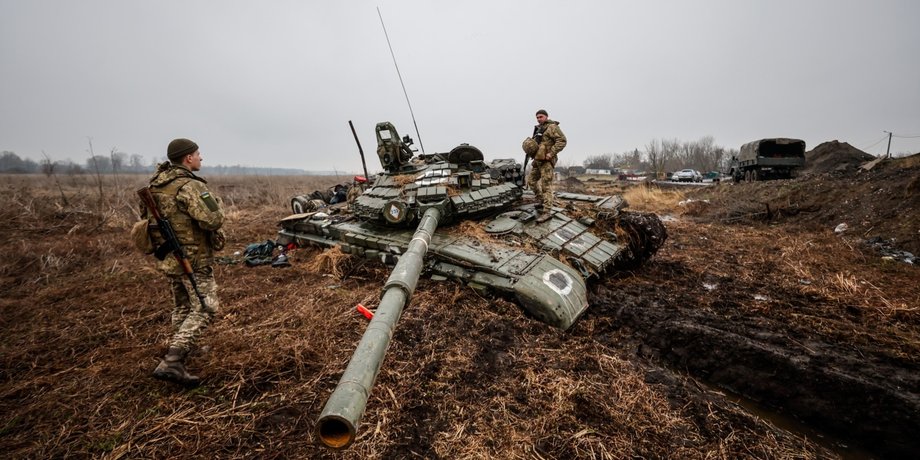 Украинские военные с захваченным танком, всу, танк,