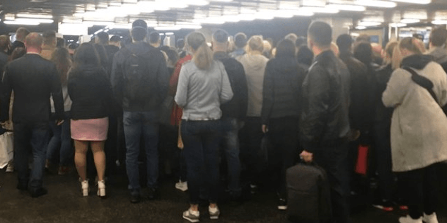 позняки, станция метро, давка в метро, коронавирус