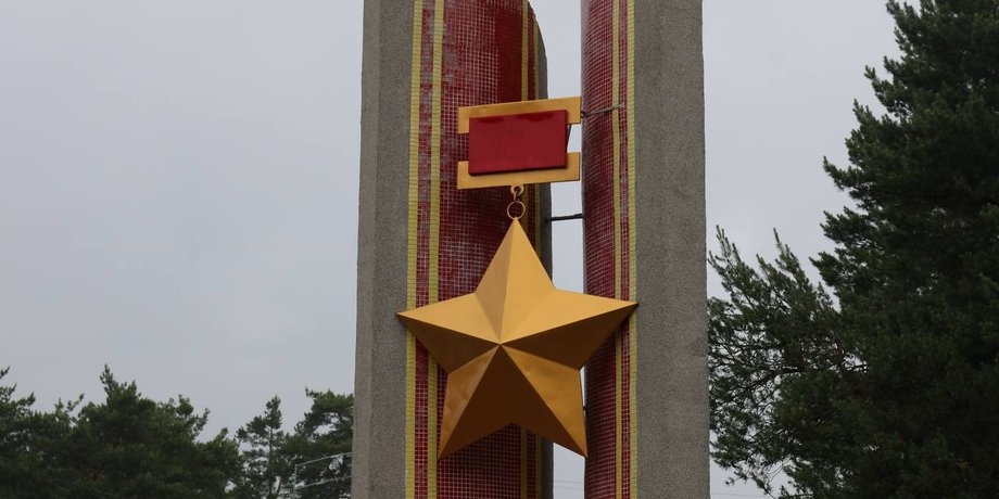 стела на въезде в Киев со стороны Обуховской трассы