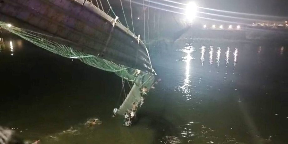 мост в Индии, индия, Гуджарат, мост в городе Морви, река Мачху