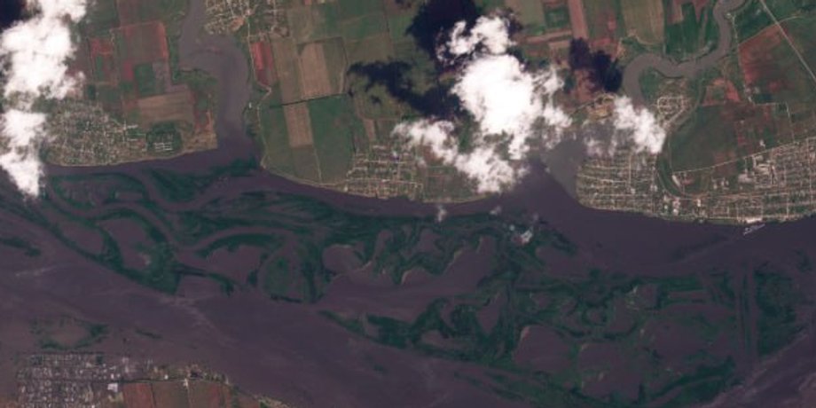 каховська гес, знімок із супутника греблі на каховській гес, Каховська ГЕС, вибух Каховської ГЕС, війна, екологічна катастрофа, контрнаступ, Дніпро, затоплення