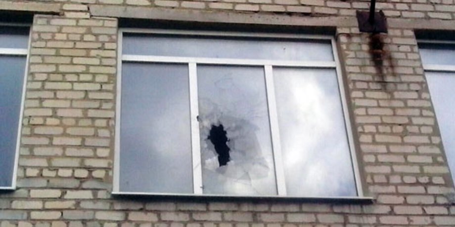 В Марьинке обстреляли школу / Фото: ГУ НП в Донецкой области