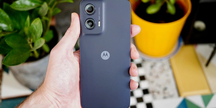 Motorola Moto G35 смартфон у руці