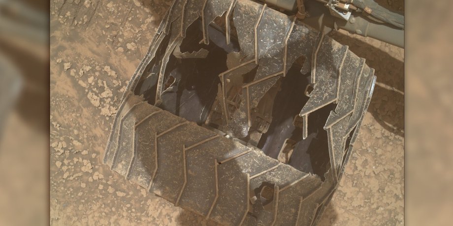 Огромная дыра: марсоход Curiosity сильно пострадал за 14 лет движения на Марсе