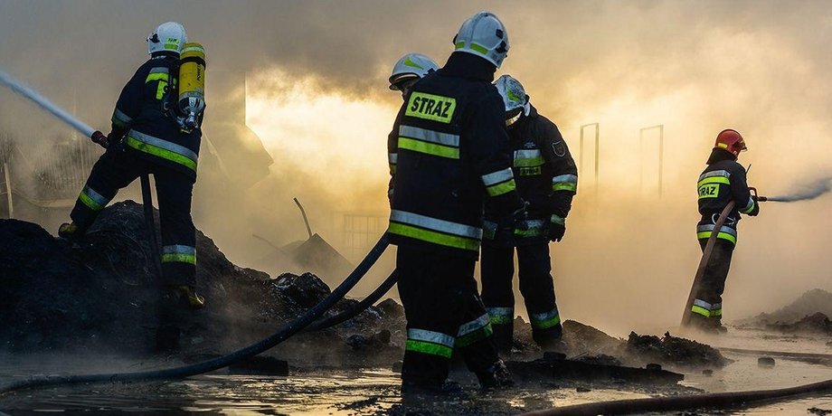 Польские пожарные тушат пожар на месте происшествия