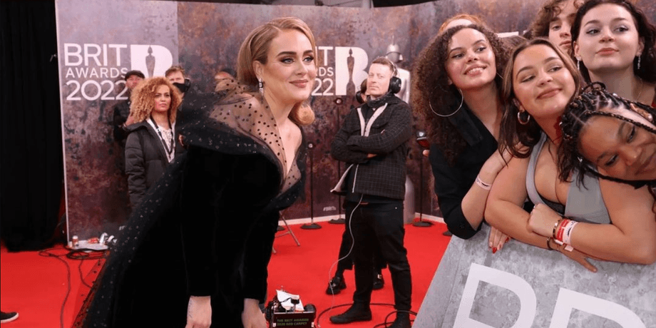 Адель на церемонии вручения премий Brit Awards 2022