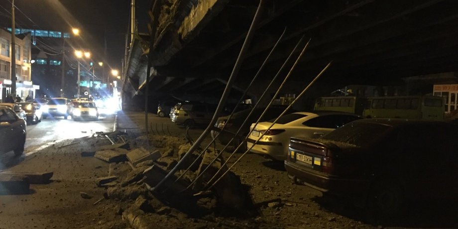 Обвалившаяся часть Шулявского моста / Фото: соцсети