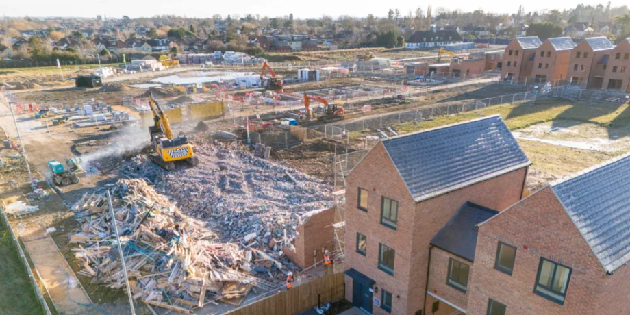 Масштабный снос новостроек, фото, Великобритания, ЖК, Barratt David Wilson Homes Cambridgeshire, недвижимость, жилье