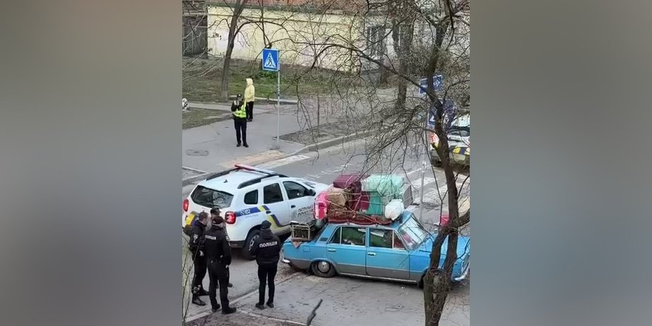 Старый ВАЗ сломался в центре Киева