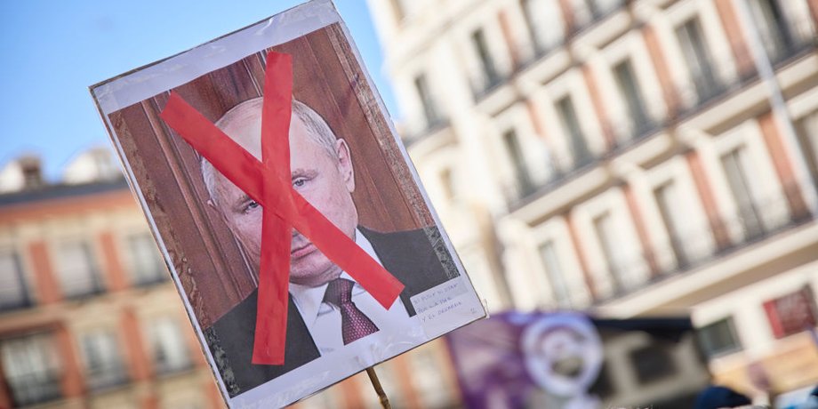 портрет путіна, володимир путін, суд над путіним, вирок путіну, путін гаага, ордер на арешт путіна, путін мус, путін правосуддя