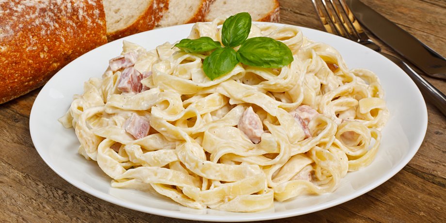 паста со ливочным соусом, феттуччини, макароны с соусом, просто рецепт сливочного соуса, белый соус для пиццы, итальянская кухня