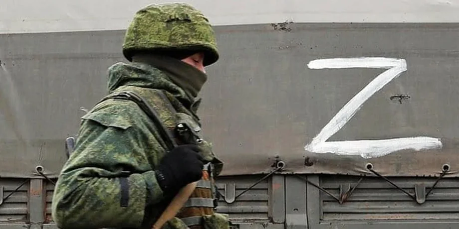 Российский солдат на фоне нарисованной буквы Z