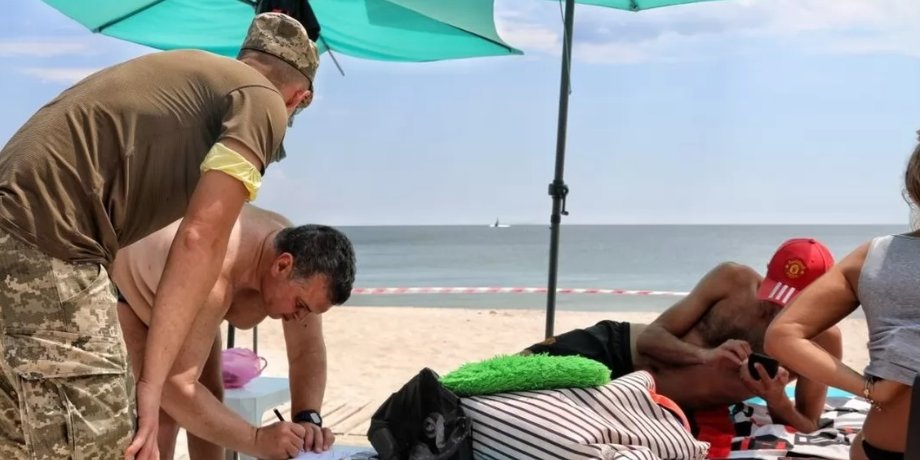 мобилзация, повестки Украина, повестка, вручение повестки, повестка на пляже, военкомат, тцк