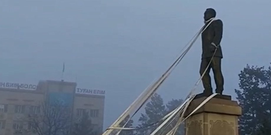 Памятник Назарбаеву, памятник назарбаеву сносят, протесты в казахстане