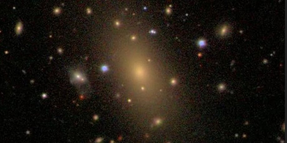 галактика IC1101 Найбільша галактика у Всесвіті: нарешті відомий її точний розмір