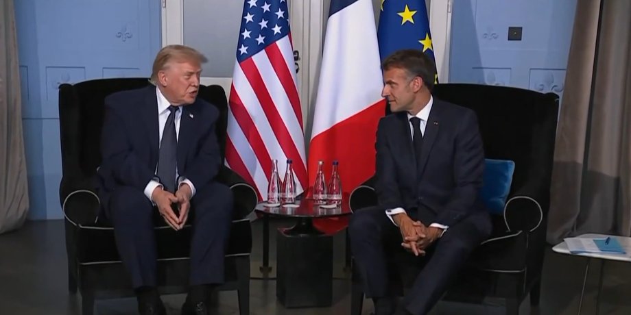 фотография Дональда Трампа и Эммануэля Макрона на саммите G7-2026