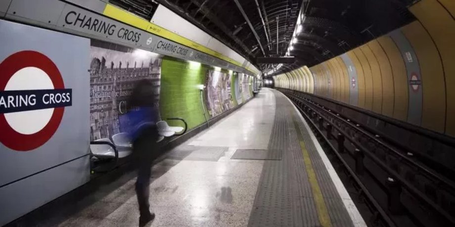 Покинута станція метро, станція метро, лондонське метро, поїзд, пасажири поїзда, метро, зупинка в метро, машиніст