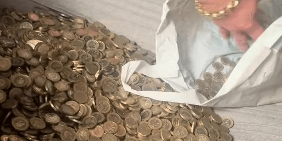 Монеты, высыпанные из копилки перед обменом через Coinstar