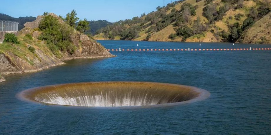 Водоскид Morning Glory Spillway у США, злив води, озеро, водосховище, дамба, гребля, велетенська воронка, портал у пекло