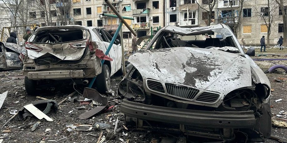 уничтоженные автомобили, разрушенный дом, выбитые окна