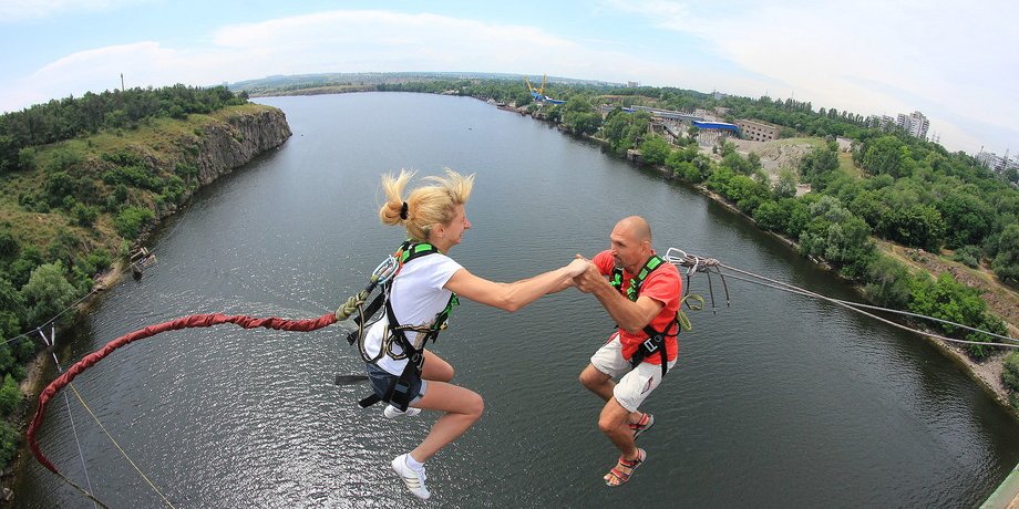 В Запорожье влюбленные прыгали с моста / Фото: ROCK'N'ROPE