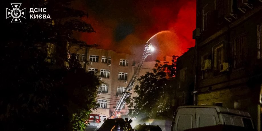 Рятувальники ліквідують пожежі у Києві через атаку РФ пожежа у житловому будинку в Києві через масовану атаку РФ 2 липня