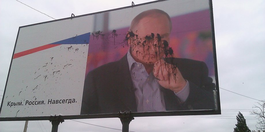 Билборд с изображением Путина забрызгали краской / Фото: kerch.fm