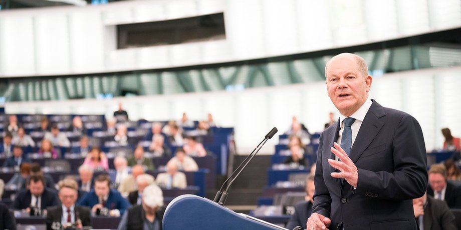 канцлер германии, олаф шольц, канцлер германии олаф шольц, олаф шольц на трибуне, олаф шольц выступает