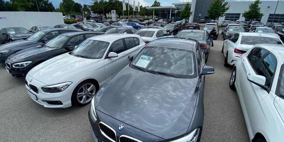 Автомобілі на стоянці Багато автомобілів для продажу на стоянці