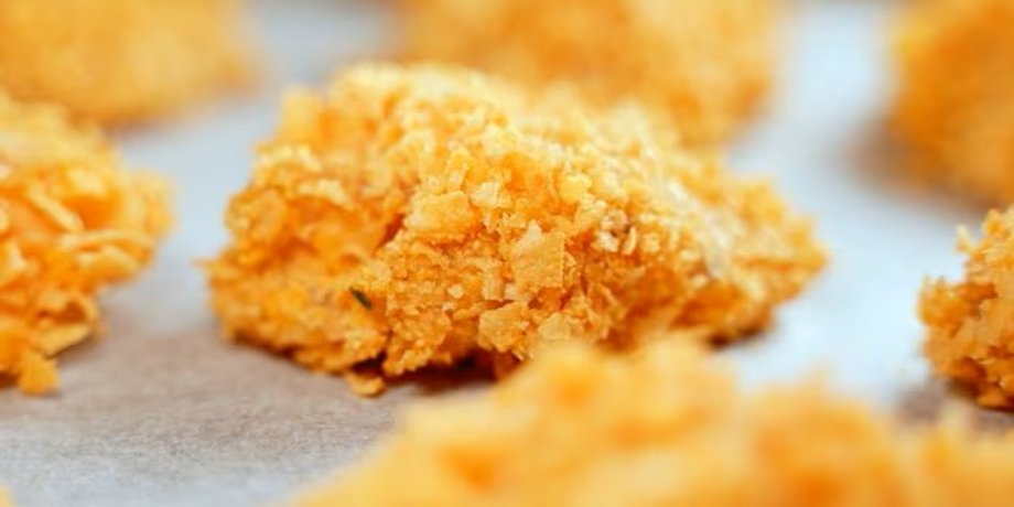 Куриные наггетсы в панировке из чипсов, куриные наггетсы рецепт, куриные наггетсы