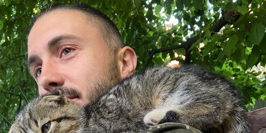 Тарас Тополя у військовій формі з котом