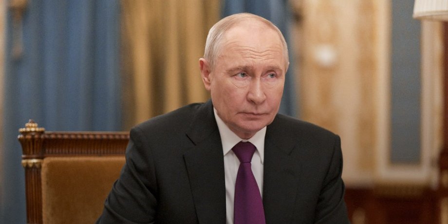 Владимир Путин Страх перед дронами: Путин избегает поездок в регионы РФ, куда долетают украинские БПЛА — СМИ