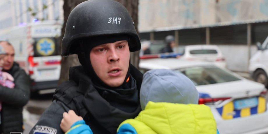 Атака на детсад в Харькове – эвакуация ребенка