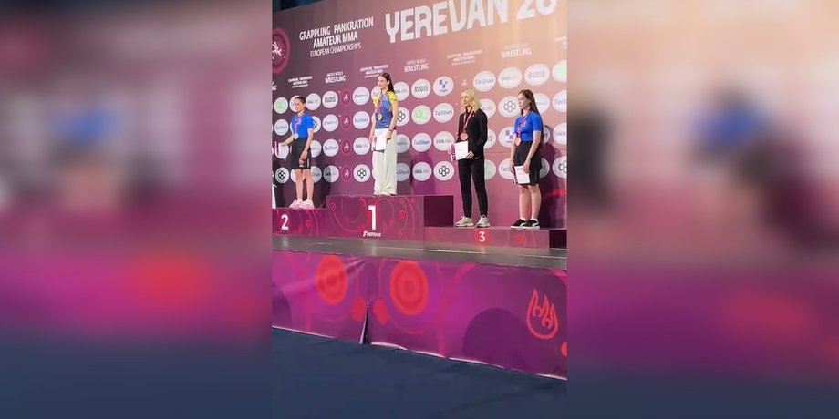 Росіянки втекли від гімну України