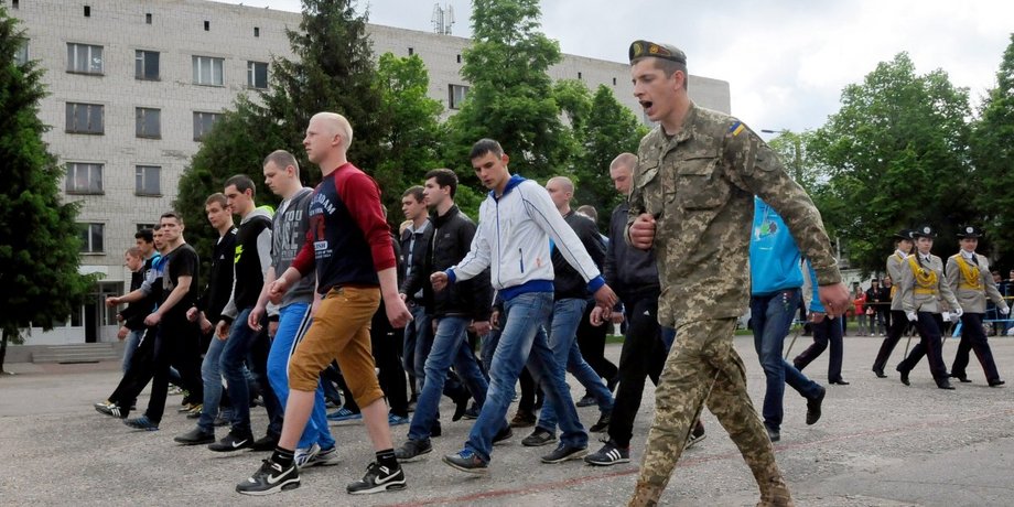хлопці, військова форма, військовий облік
