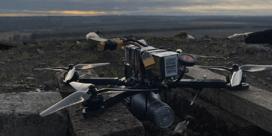 FPV-дрон на взлетной платформе