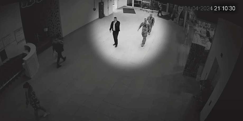 ТЦК, повістка, журналіст, Слідство.Інфо, скандал, мобілізація в Україні, фото