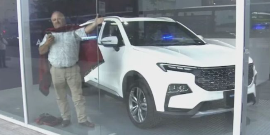 Скандал в автосалоні через завдаток на машину, Абелардо Усандіварас із міста Метан, курйози, машини