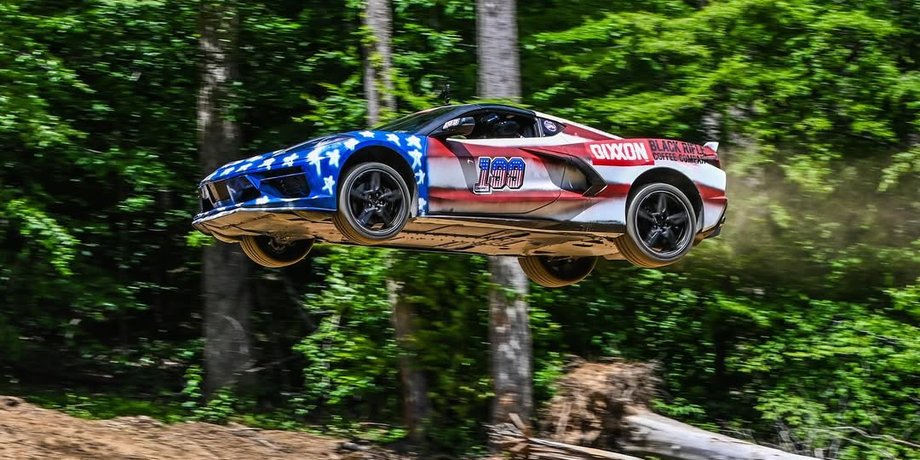 Авто стрибає з трампліну, Chevrolet Corvette, Тревіс Пастрана