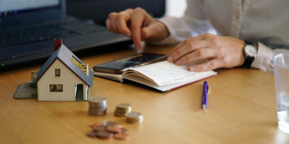 Споживач підраховує вартість комунальних послуг у лютому