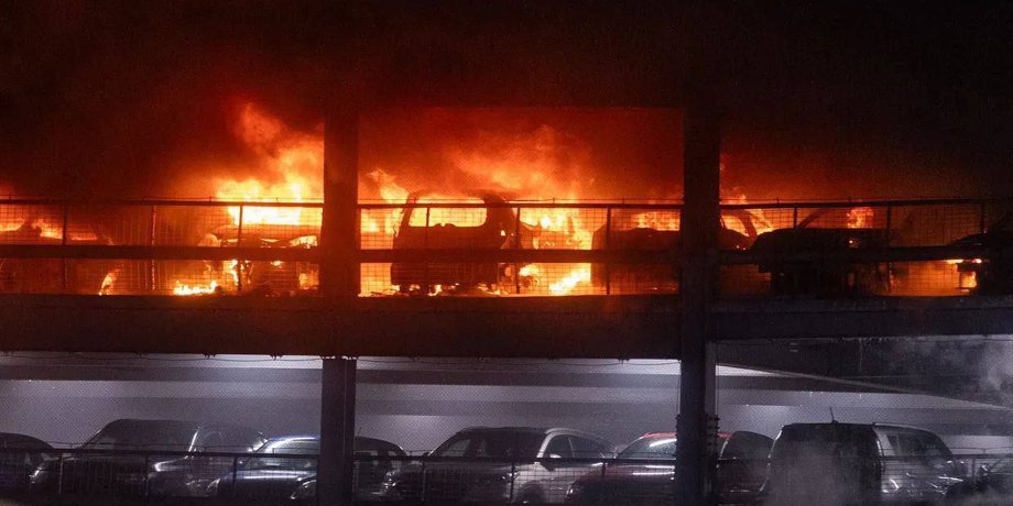 пожар аэропорт парковка, пожар в аэропорту, лондонский аэропорт, аэропорт Лутон