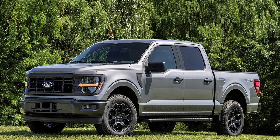 Пікап Ford F-150 Hybrid на вулиці