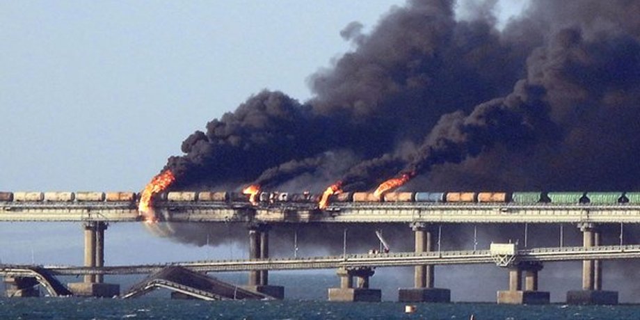 Пожежа на Керченському мосту, який з’єднує Крим із Росією, після вибуху вантажівки, 8 жовтня 2022 року