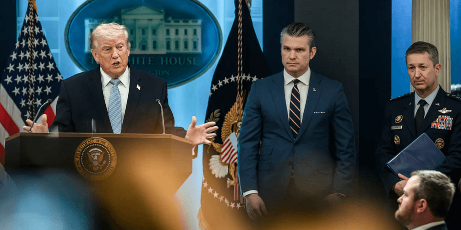 президент США Дональд Трамп і глава Пентагону Піт Гегсет у Білому домі